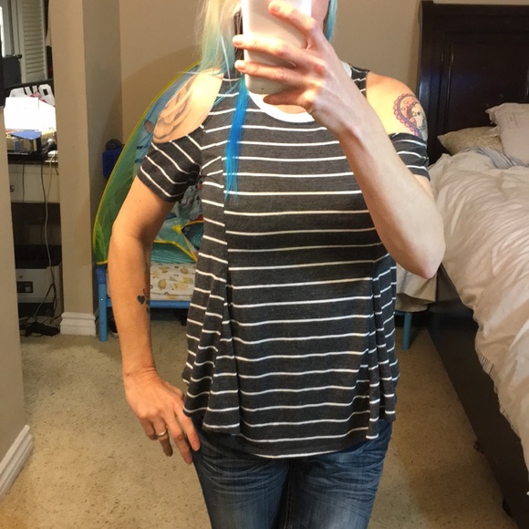 Great Cond Hollister cold shoulder shirt - Picture 2 of 8
